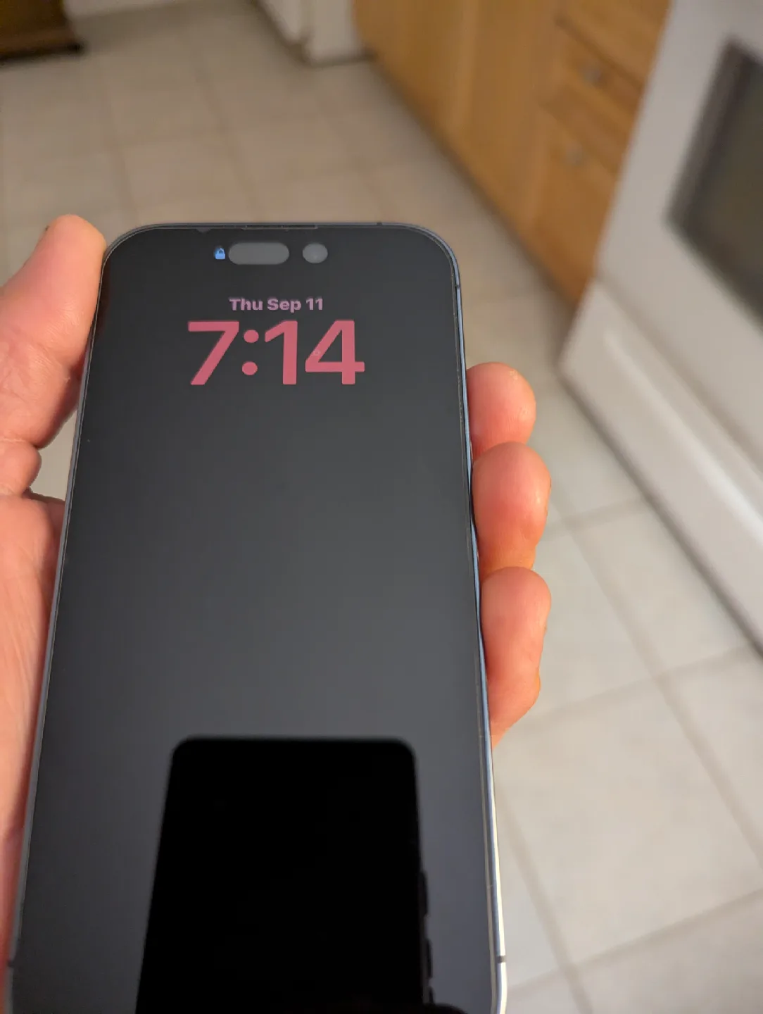 iPhone 14 pro 128g in excellent condition image indicator(3)