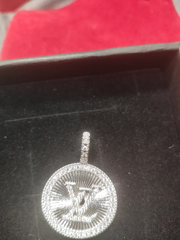 LV logo Sliver pendant . image indicator(2)