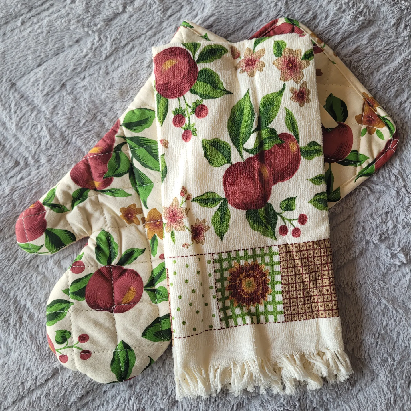 NEW - Kitchen Set (Tea Towel, Oven Mitt, Pot Holder) image indicator(3)