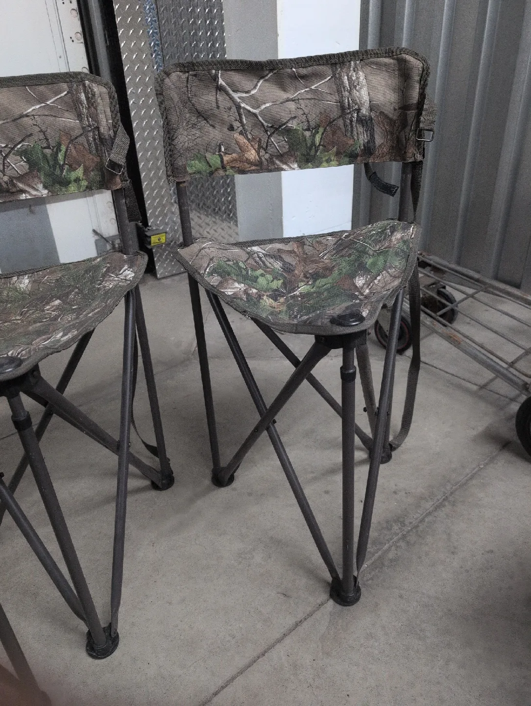 Folding Camo Hunting Chair - Portable Tripod Seat image indicator(2)