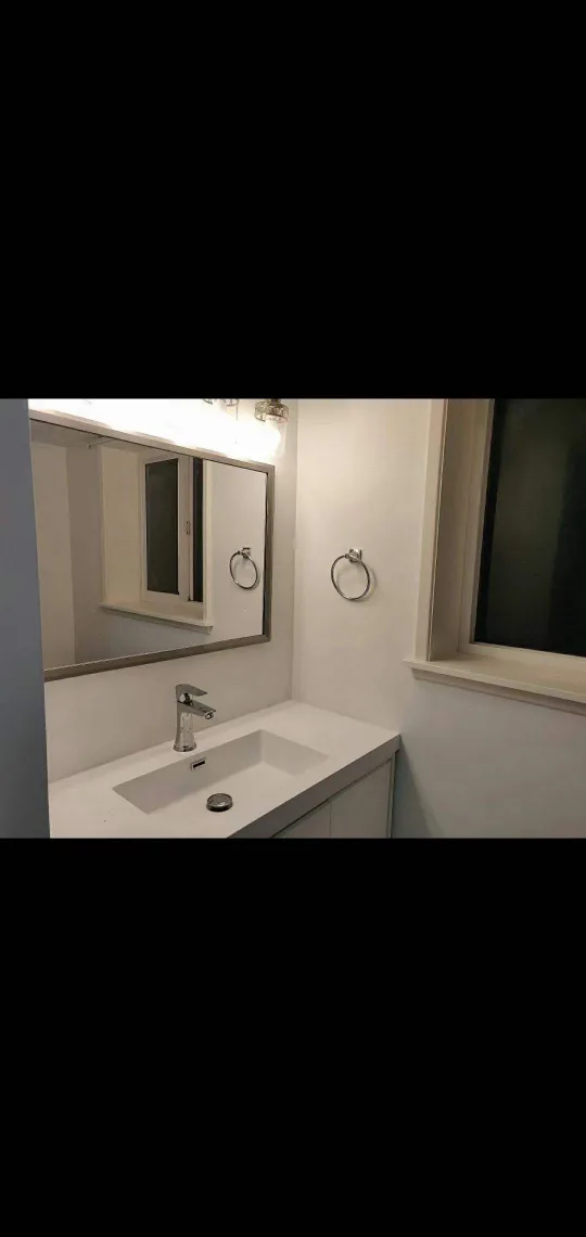 one bedroom for rent $950 for one person  in White Rock, image indicator(3)