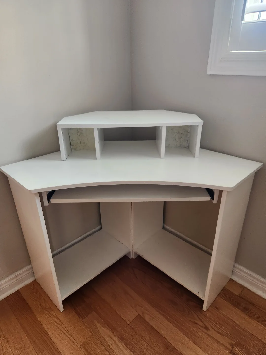 White Corner Desk - SOLD PPU thumbnail