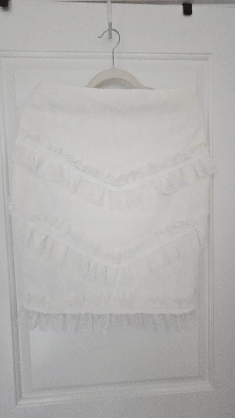 White Lace Skirt, sits right above knee, Size Medium - photo 3
