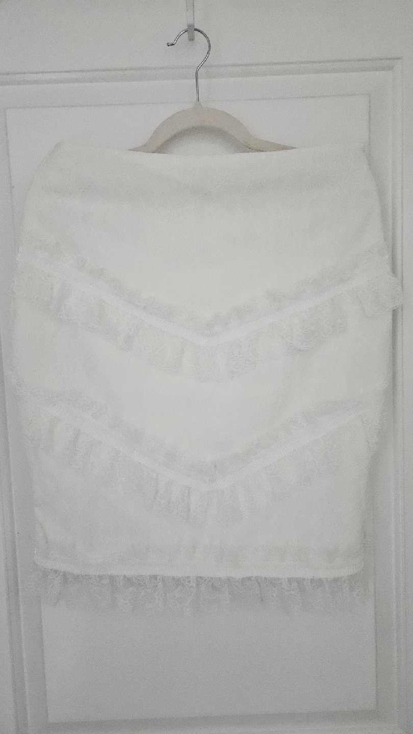 White Lace Skirt, sits right above knee, Size Medium - photo 5