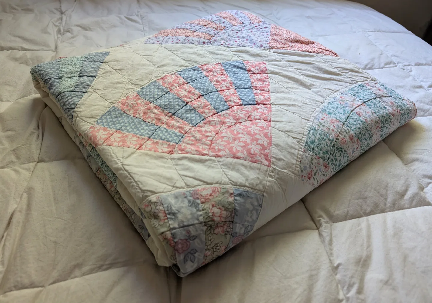 Antique Hand Stitched Patchwork Quilt ~  'Grandmas Fan' Design. image indicator(2)