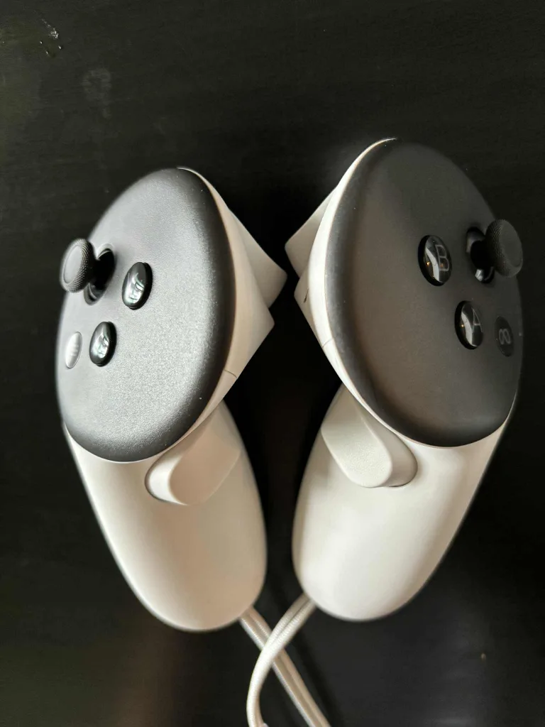 Meta Quest 3 VR - 128 GB image indicator(3)