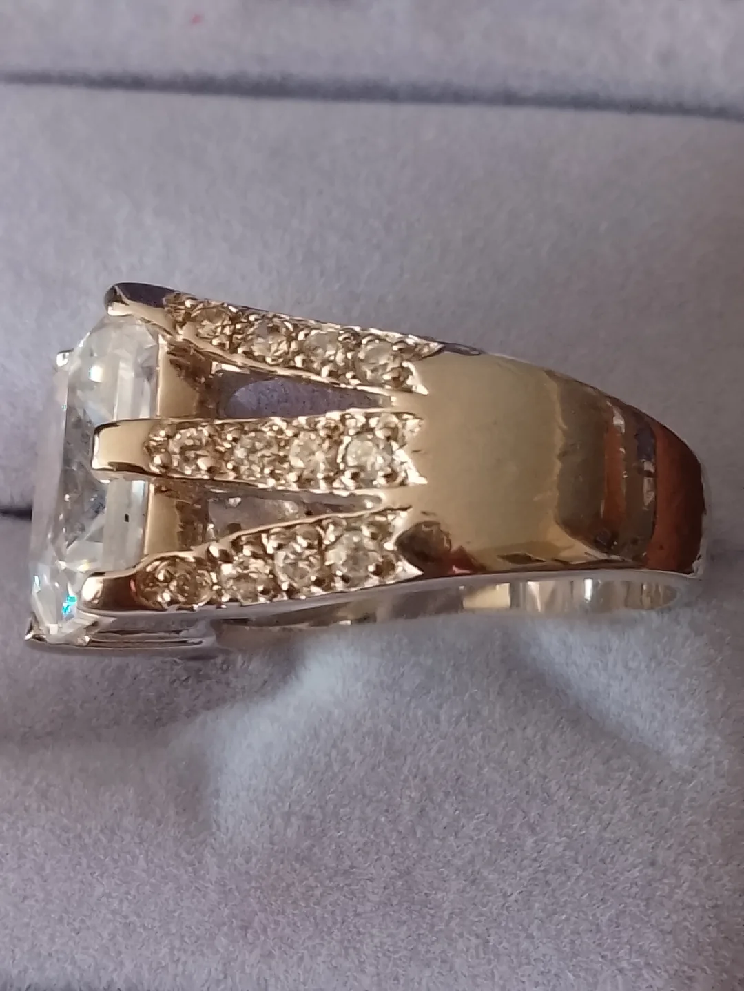 Sparkling Square Cut Ring image indicator(5)