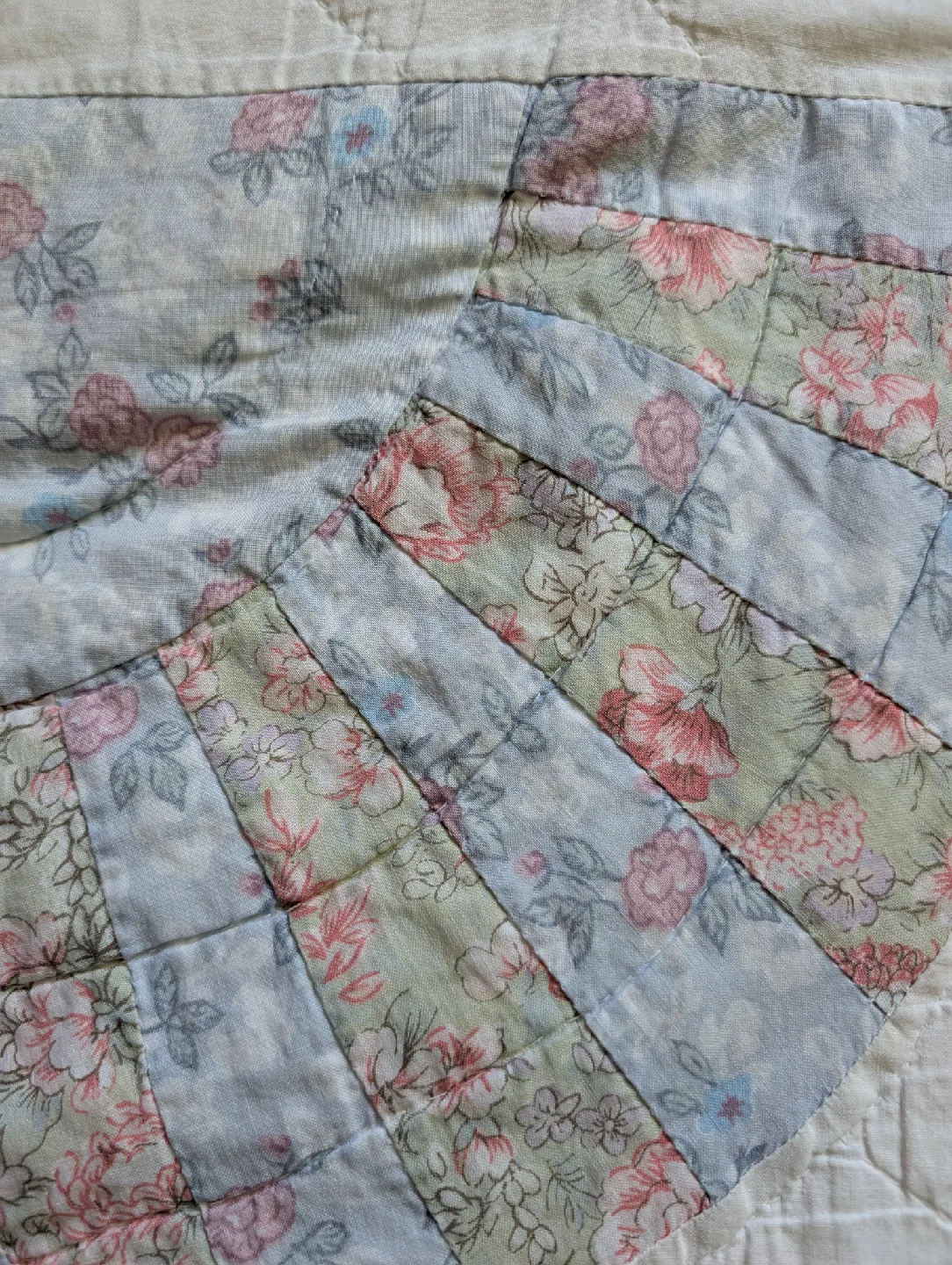 Antique Hand Stitched Patchwork Quilt ~  'Grandmas Fan' Design. image indicator(4)