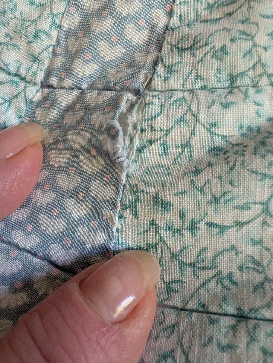 Antique Hand Stitched Patchwork Quilt ~  'Grandmas Fan' Design. image indicator(6)