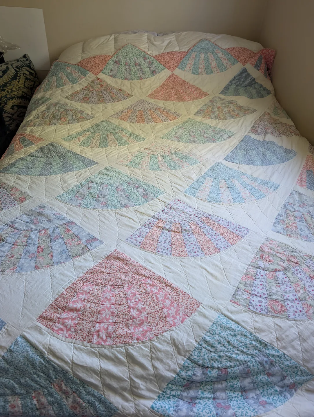 Antique Hand Stitched Patchwork Quilt ~  'Grandmas Fan' Design. image indicator(8)