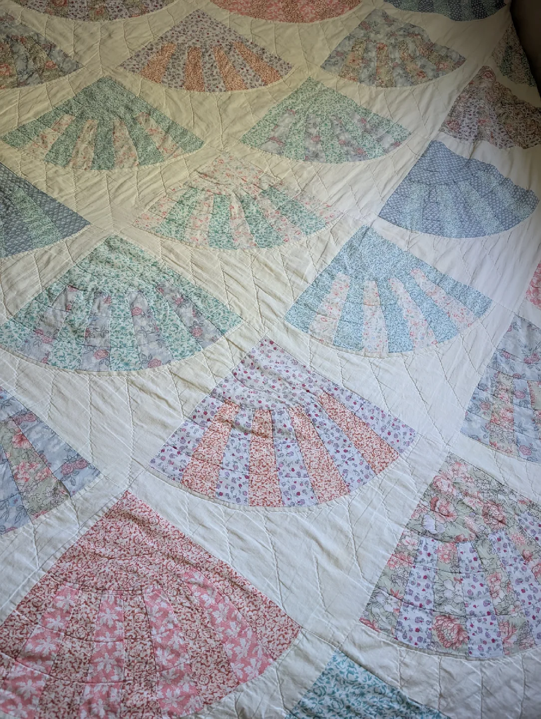 Antique Hand Stitched Patchwork Quilt ~  'Grandmas Fan' Design. image indicator(9)