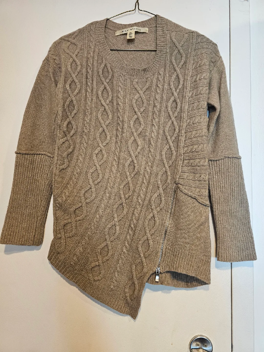 🥕 Wool Sweater with assymetry design thumbnail