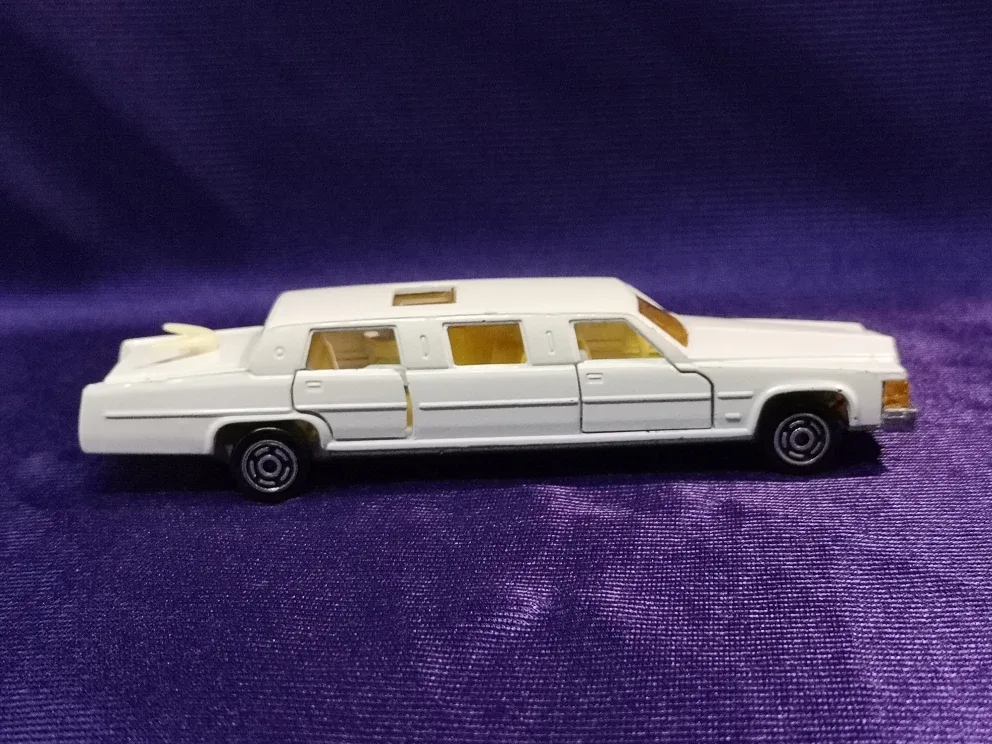Majorette ~ Cadillac Limousine ~ White image indicator(4)