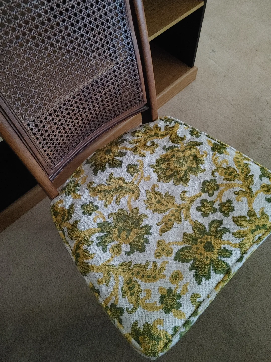 💚FOUR VINTAGE DINING/ KITCHEN WOODEN CHAIRS IN MINT CONDITION image indicator(2)