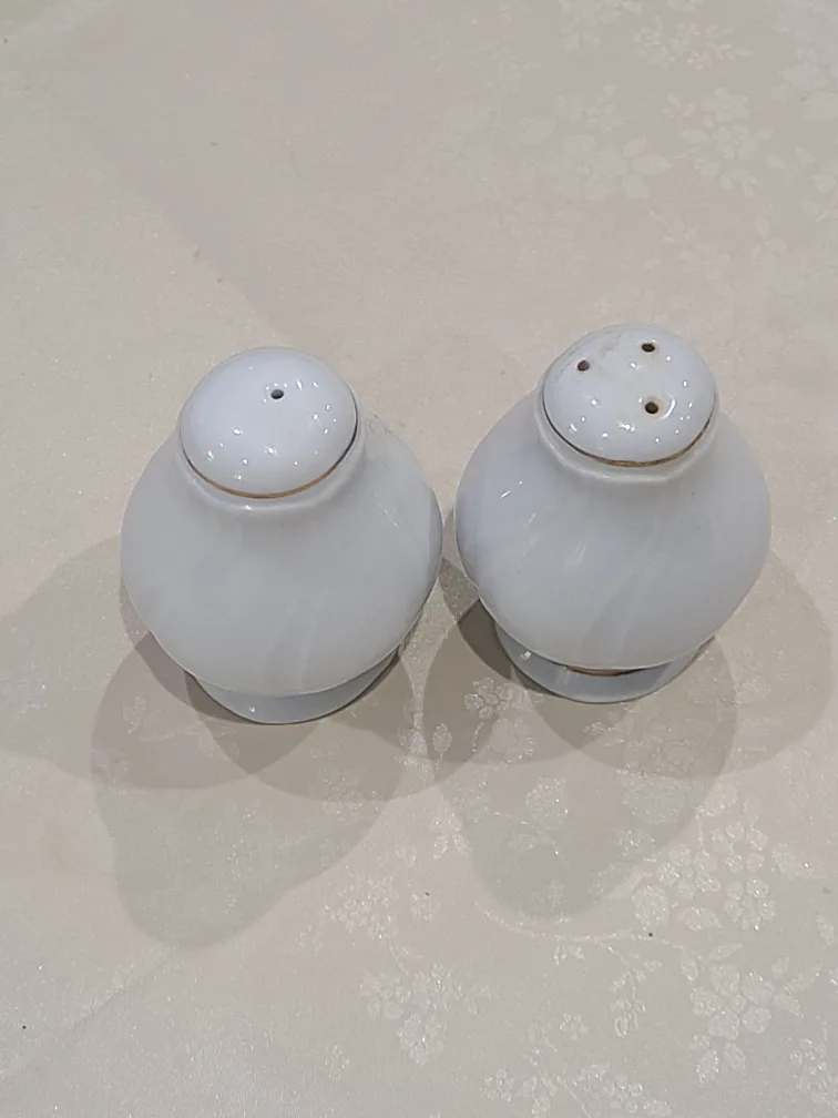 Salt and Pepper Shakers image indicator(2)