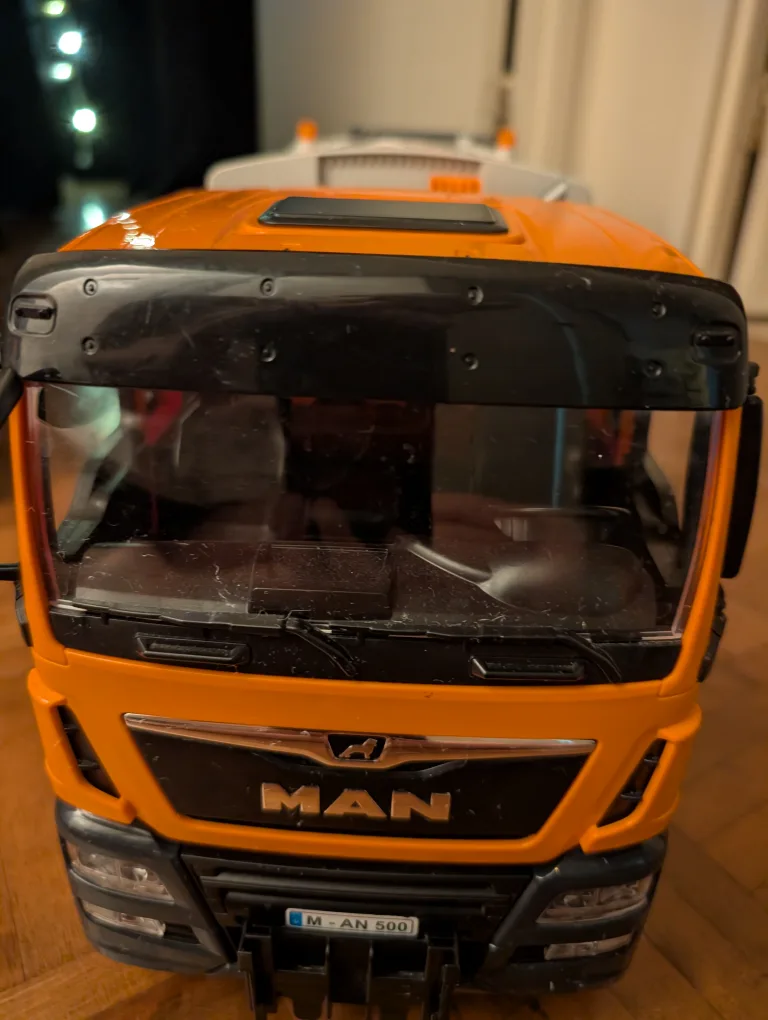 Bruder Street Sweeper Truck image indicator(4)