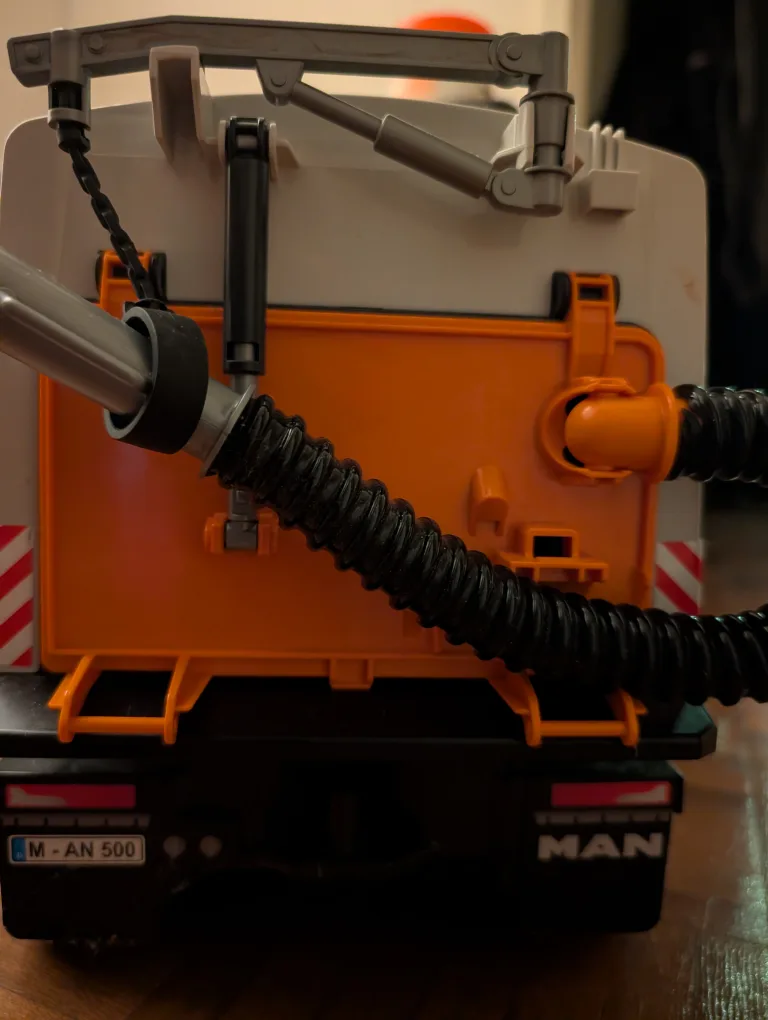 Bruder Street Sweeper Truck image indicator(7)