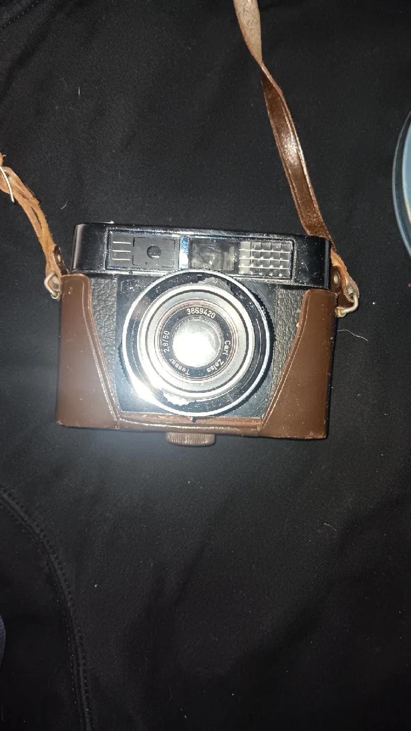 Vintage Contessa LKE Camera with Leather Case thumbnail