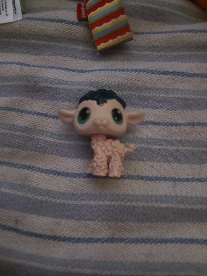 littlest Pet Shop toy thumbnail