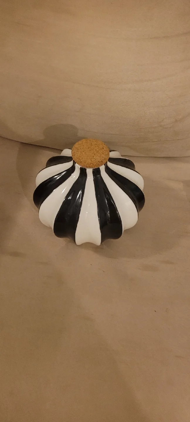 Assorted Home Decor Items image indicator(2)