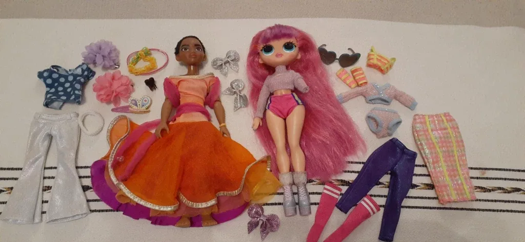 Set of 2 dolls with extra clothing thumbnail