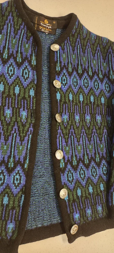 (NEW) Vintage Narvyk Pure Virgin Wool Cardigan image indicator(6)