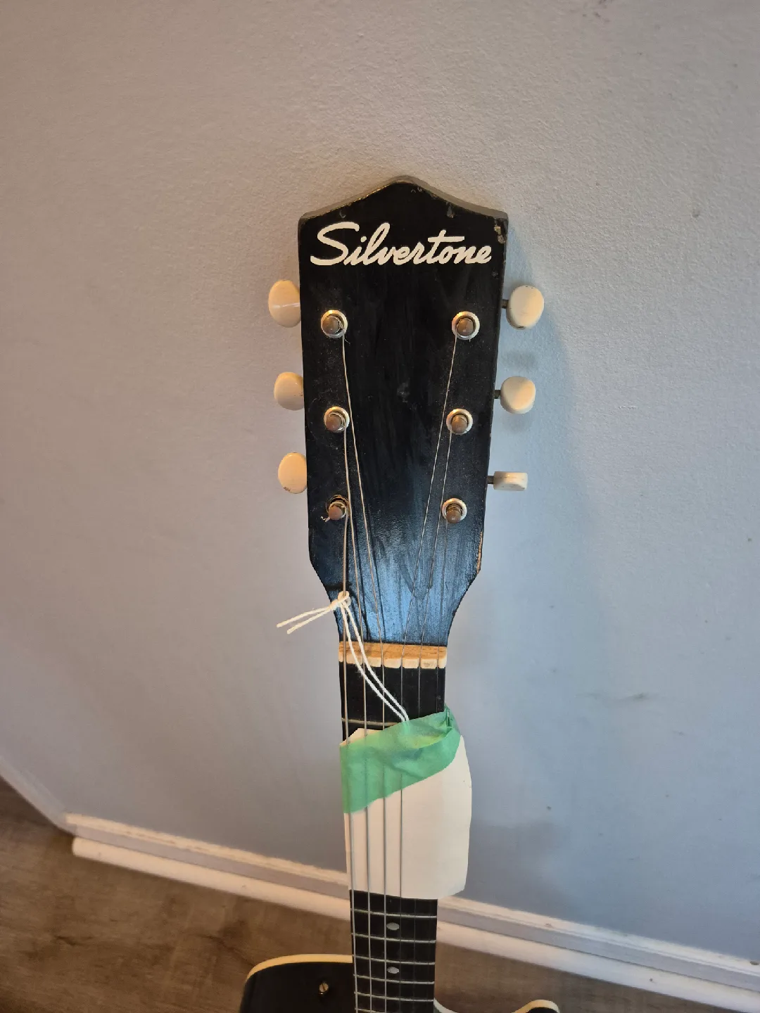 Vintage Black Electric Guitar image indicator(3)