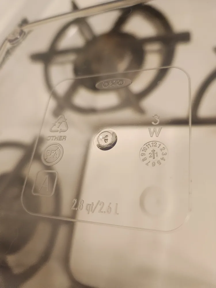 OXO Good Grips 2.6 L Container image indicator(2)