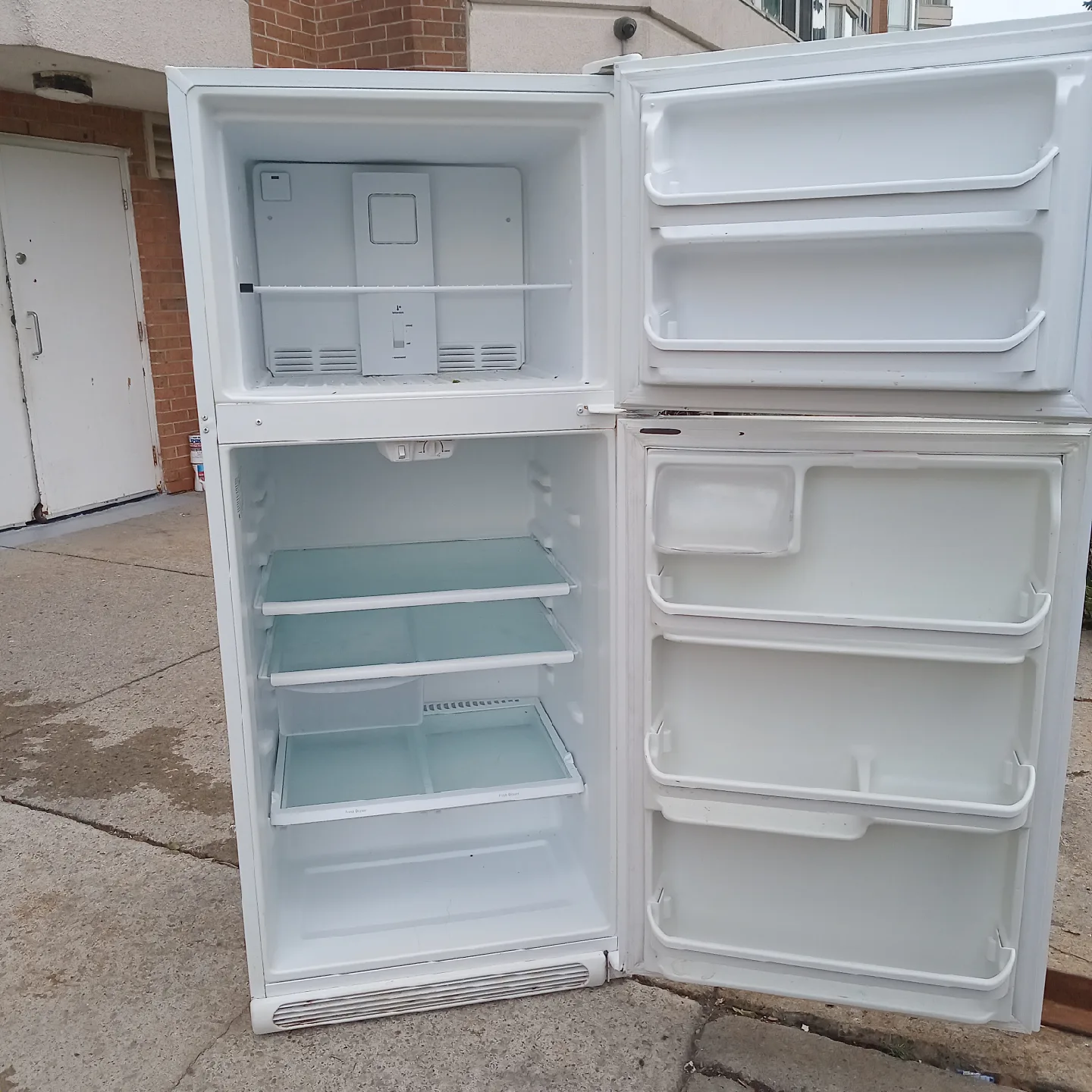 Frigidaire White Refrigerator image indicator(3)