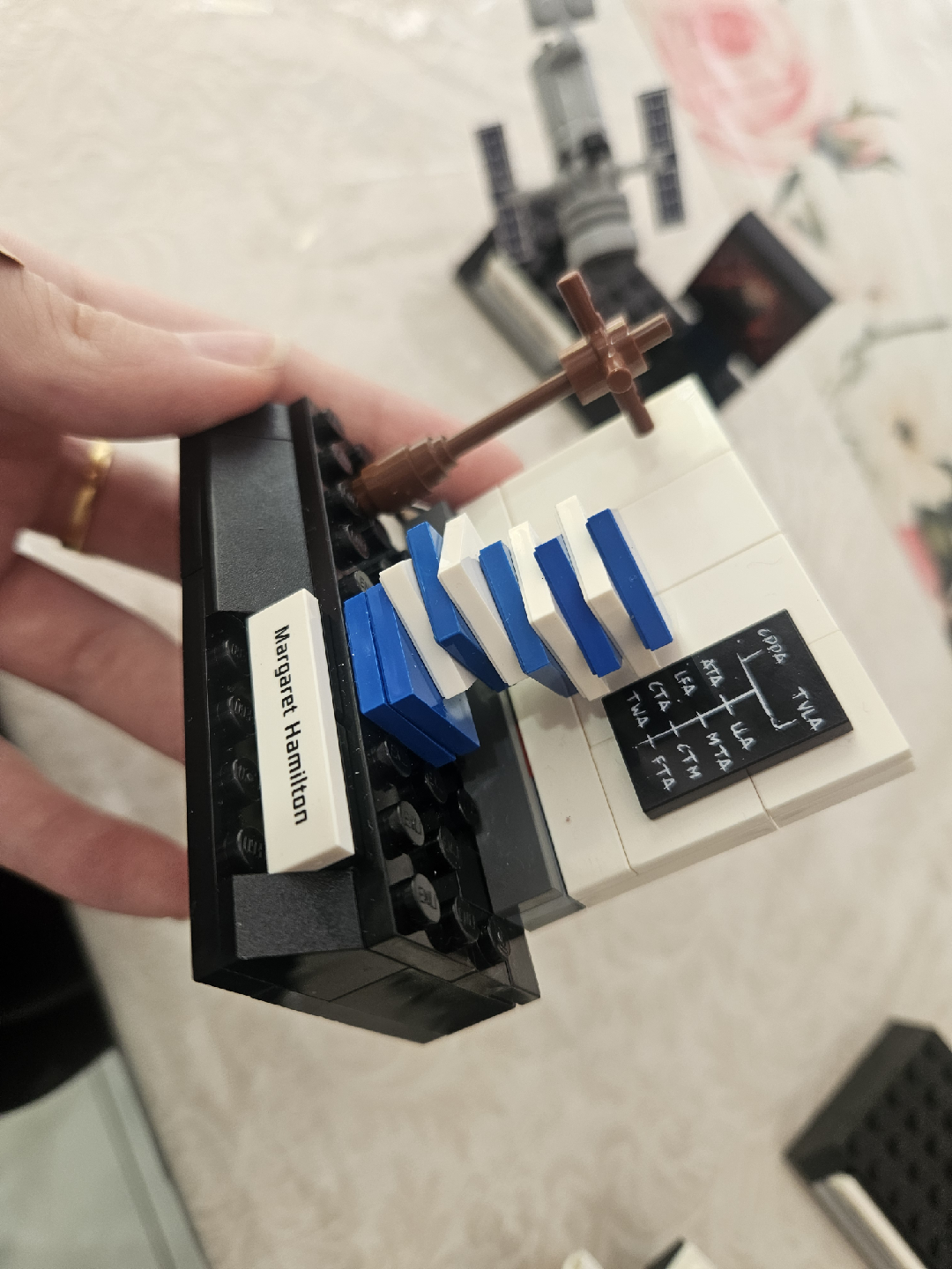 Lego Women of NASA 21312 - photo 5