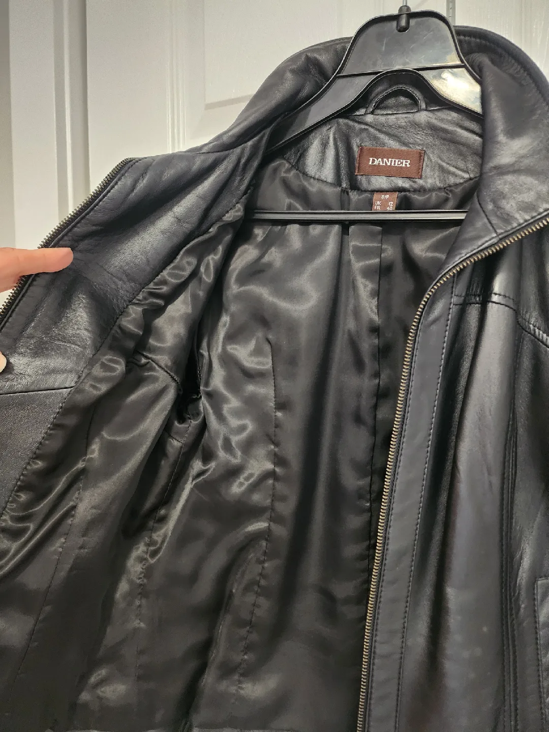 LIKE NEW!!! Women's Danier Black Leather Jacket - Size S/P image indicator(3)