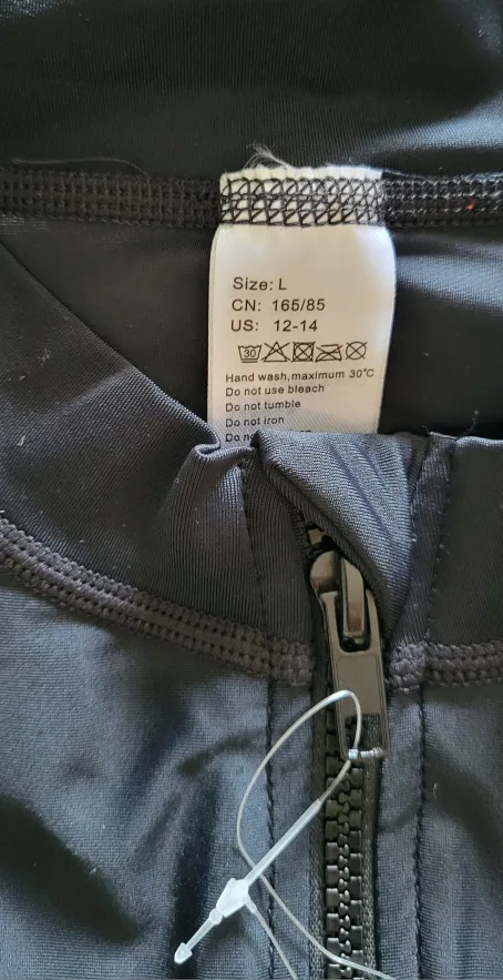 BNWT Women's Rash Guard Swimsuit - Size L image indicator(5)