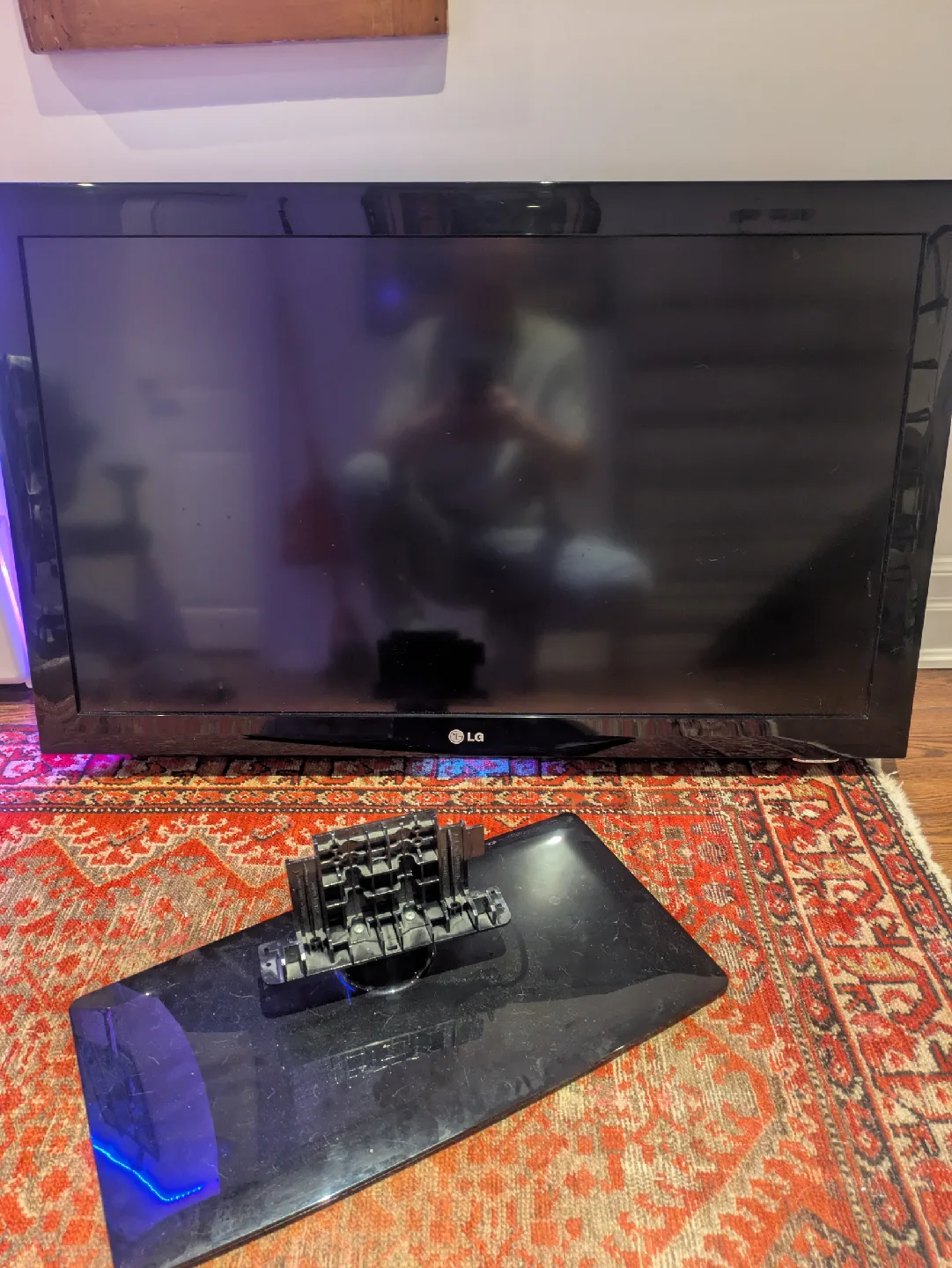 LG TV with stand image indicator(7)