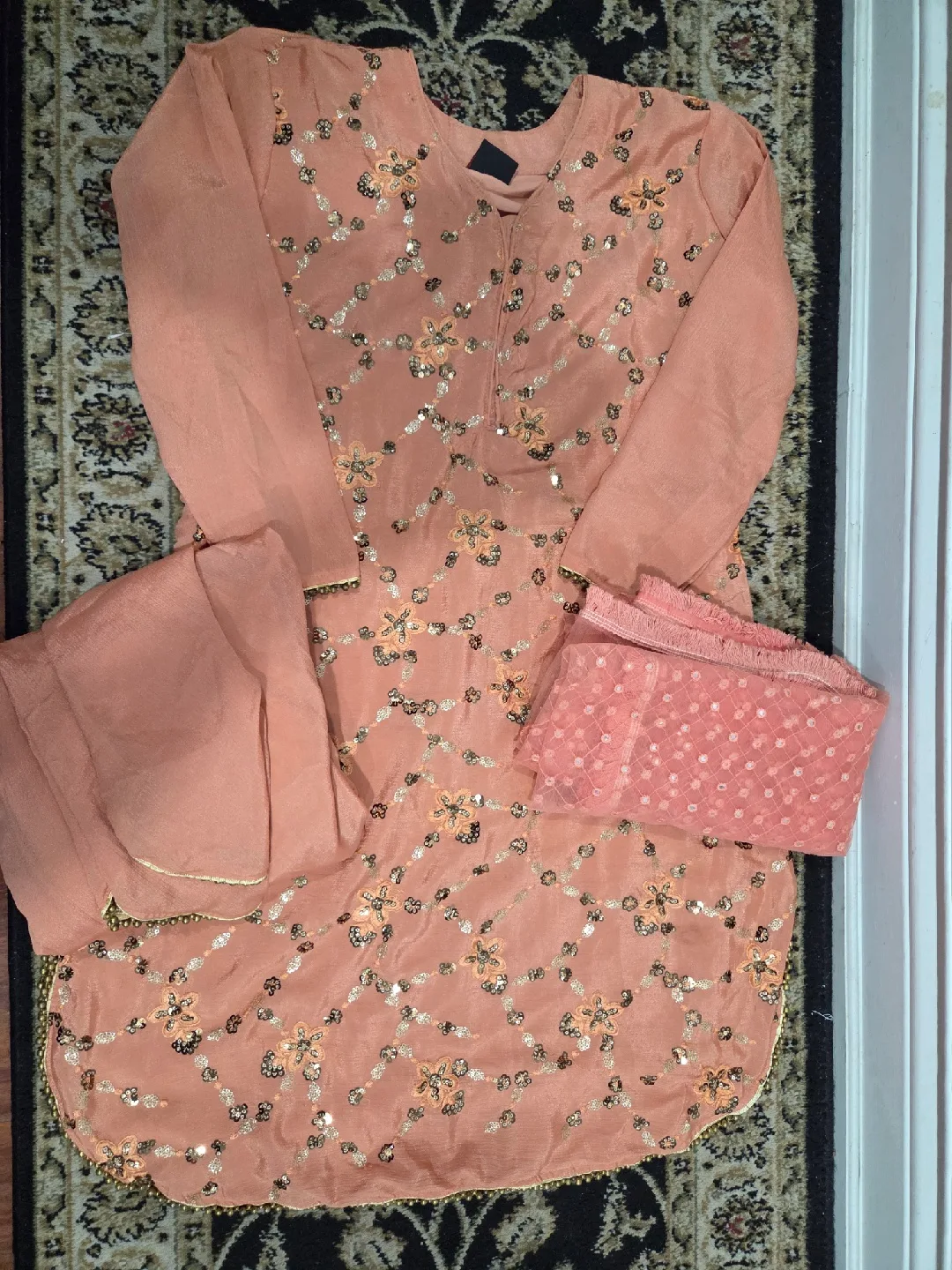 Salwar Kameez Suit Set thumbnail