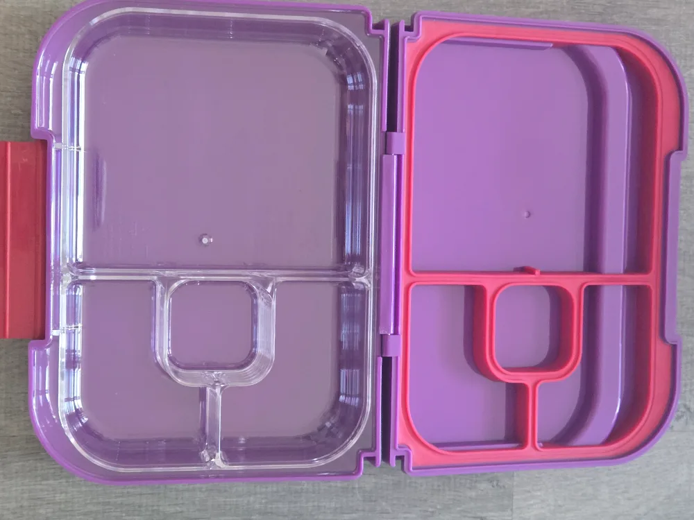 Mixed Lot: Lunch Boxes, Snapware Container & More! image indicator(4)