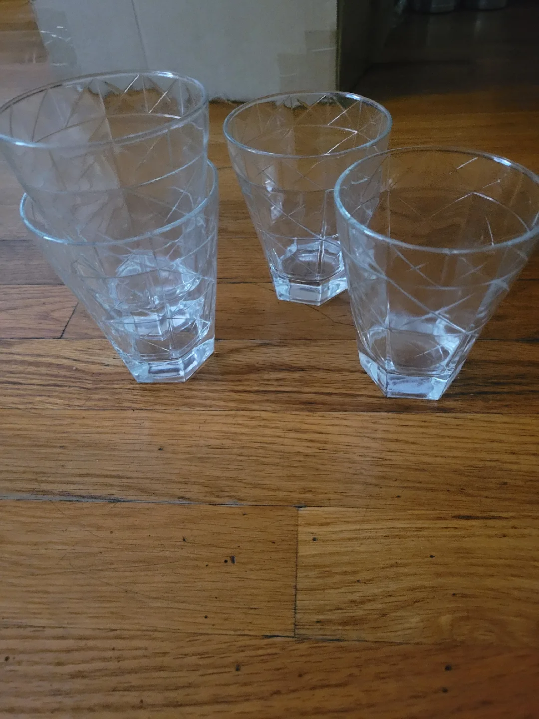 Set of 4 Clear Drinking Glasses thumbnail