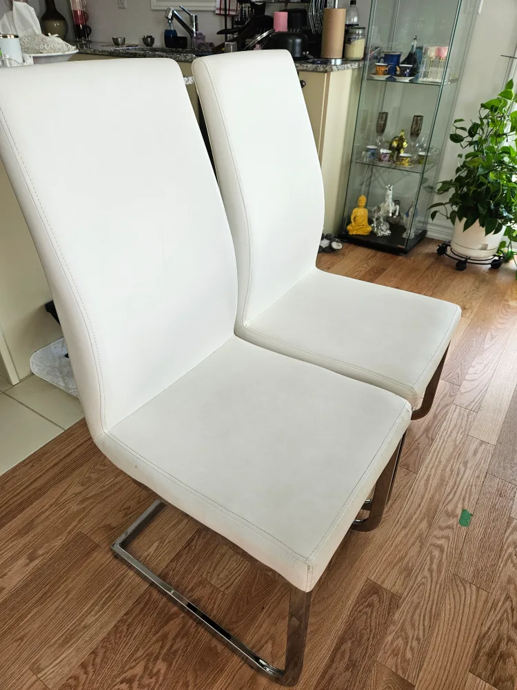 Dining Table with 6 White Chairs image indicator(4)