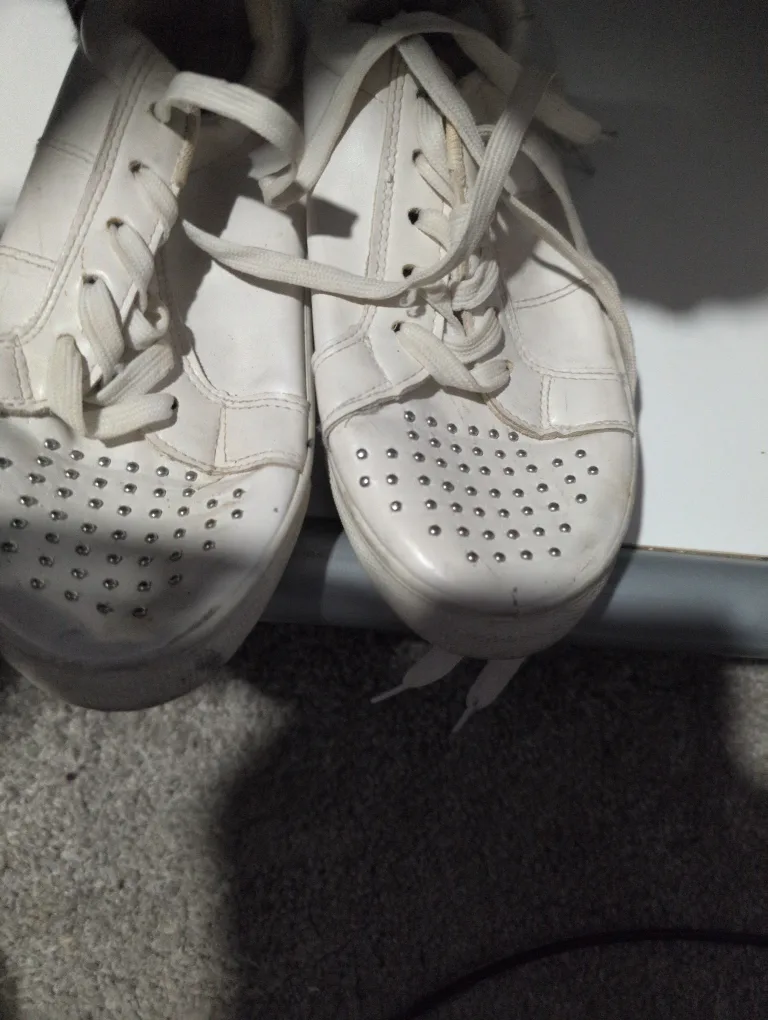 White Sneakers Size 6 image indicator(2)