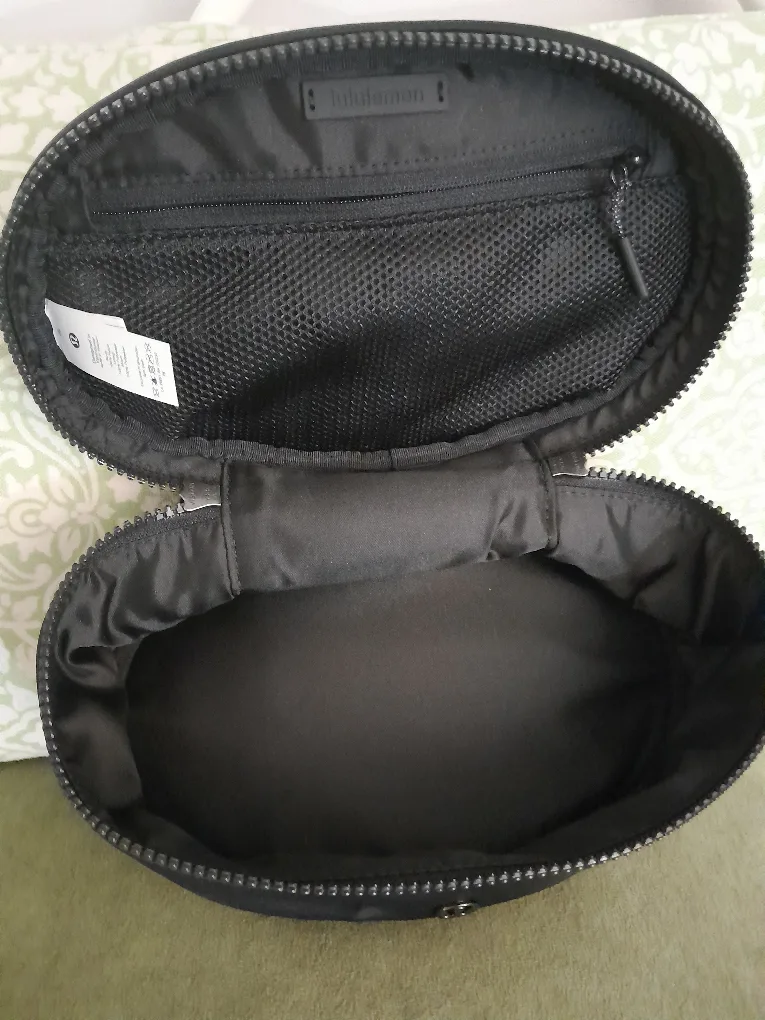 Lululemon Black Oval Toiletry Bag image indicator(2)