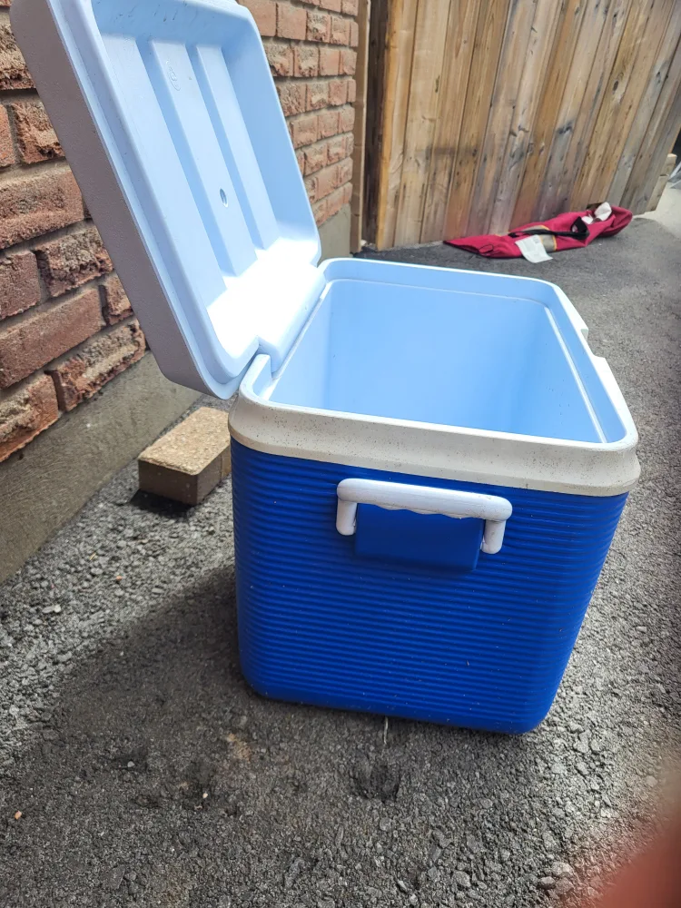 Rubbermaid Blue Cooler image indicator(3)