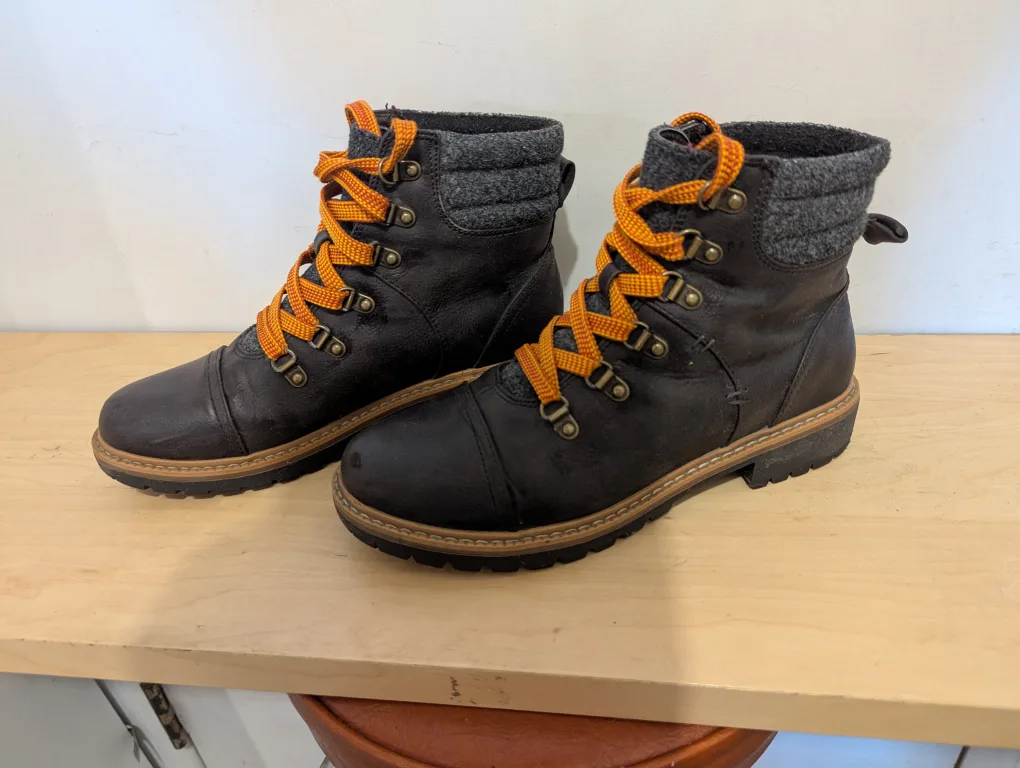 Women's Brown Winter Boots - Size 9 image indicator(2)