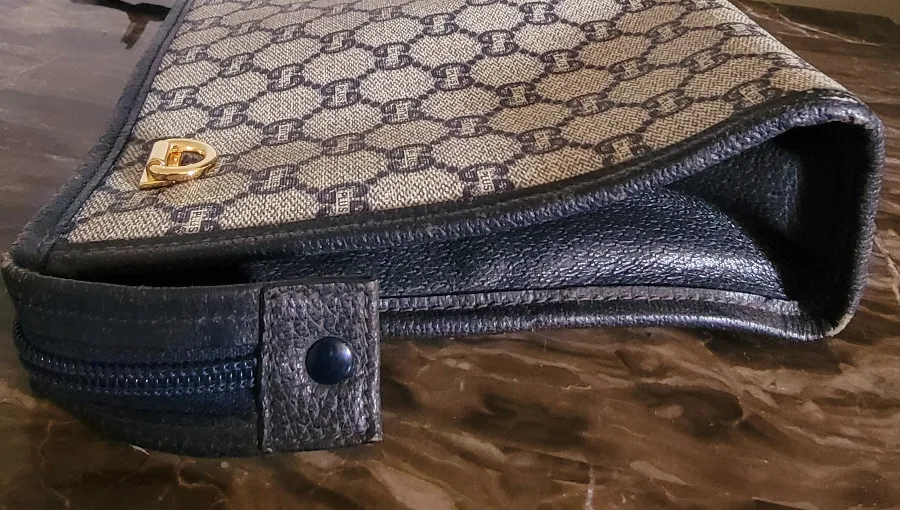 Autentic Gucci Plus Clutch/ Travel Bag image indicator(4)