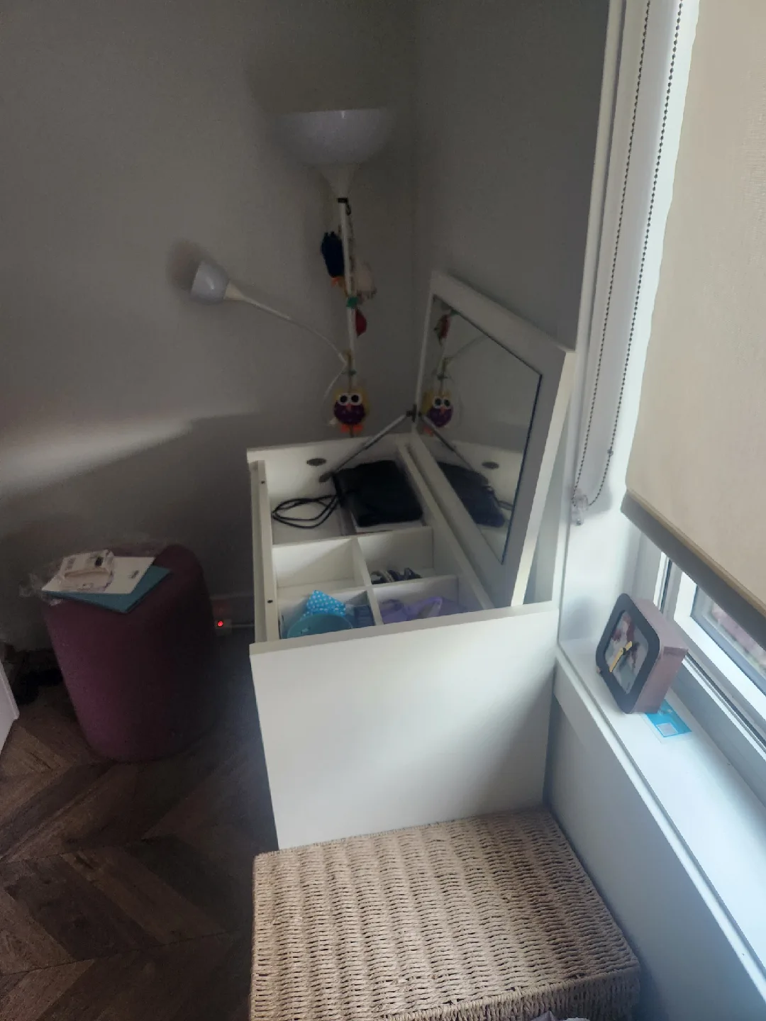 White Vanity Desk with Mirror image indicator(2)