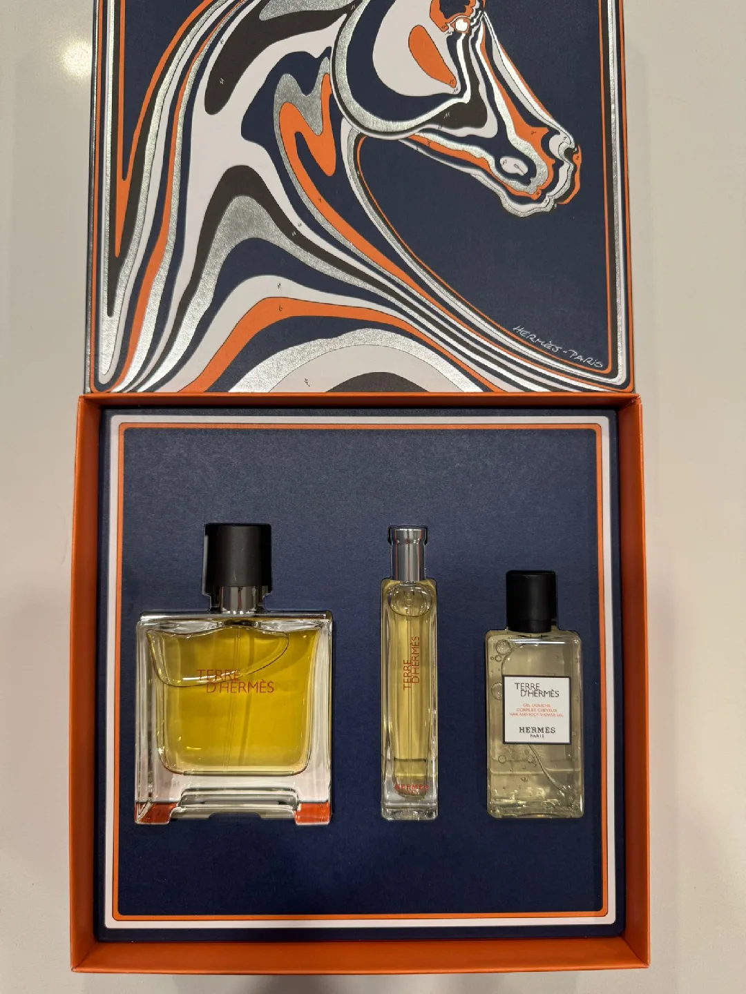 New Ariana Grande, Burberry, Hermès, YSL Perfume image indicator(2)