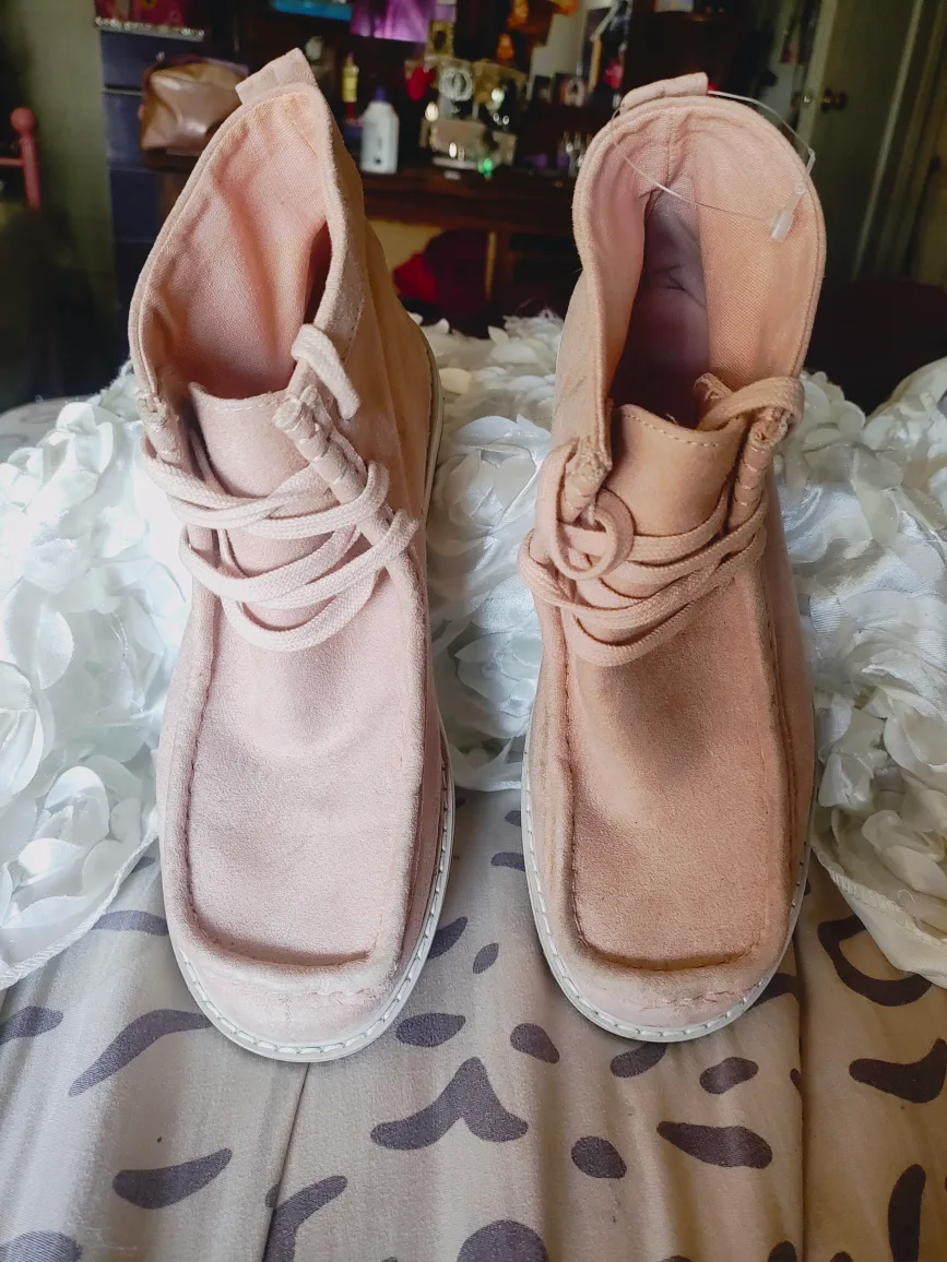 🥕Pink Suede Ankle Walabees Size 4 used thumbnail