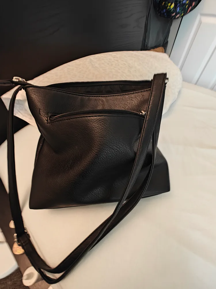 Roots Black Crossbody Bag with Adjustable Straps 💖🧡 image indicator(4)