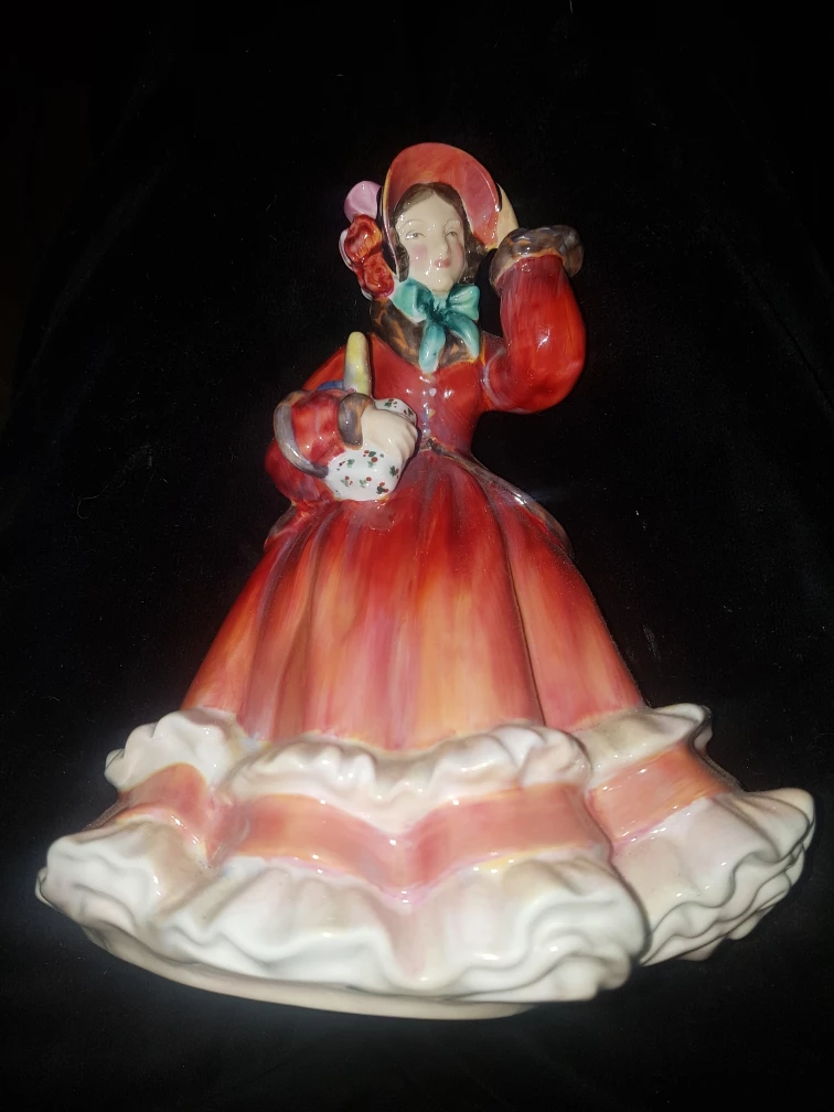 1952 Royal Doulton Christmas Time Figurine - photo 2