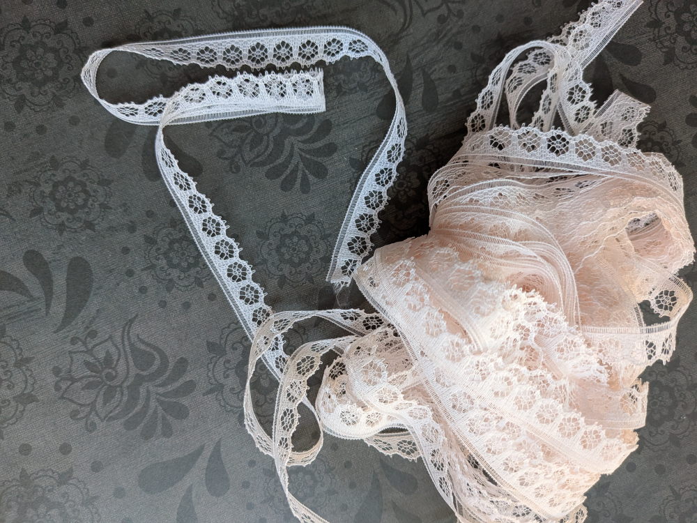 TEN YARDS pale pink narrow floral lace trim - photo 2