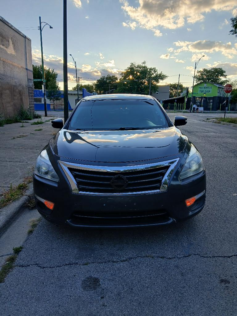 Nissan Altima - Gray Sedan 2013