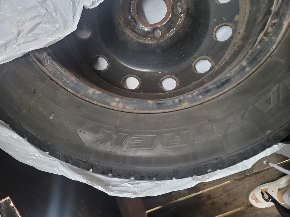 Winter Tires 225/60 R17 with rims image indicator(2)